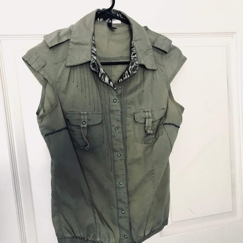 Army Green Divided sleeveless snap button top Sz38